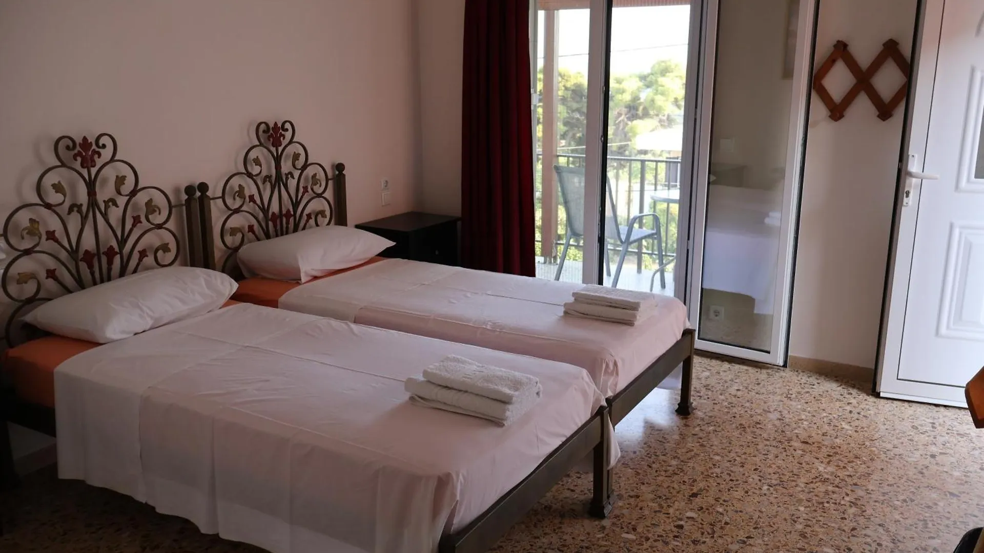 בית אירוח ספרטיה Filippos Apartments 